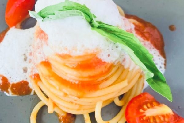 Spaghetti con salsa de tomate fresca